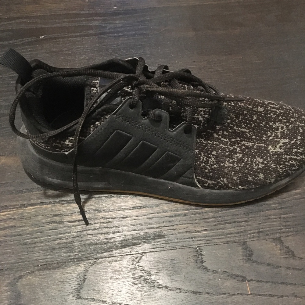 Super comfy black adidas sneakersPRICE CAN BELOWER